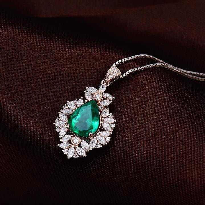 18Kt Rose Gold Diamond 1.80 ct Emerald Pendant