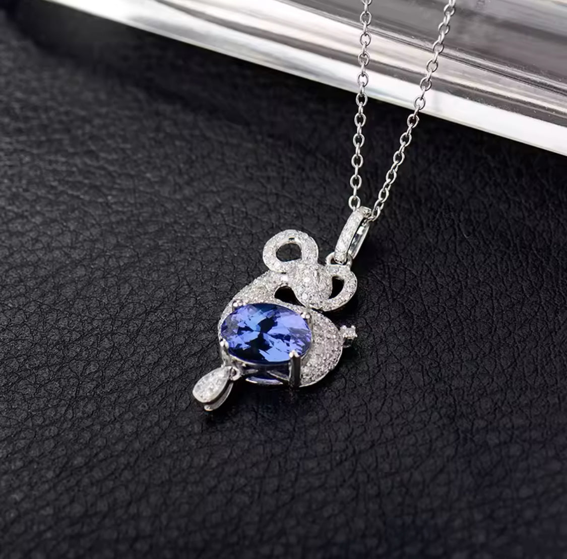 18Kt White Gold Diamonds 2.29 ct Tanzanite Pendants