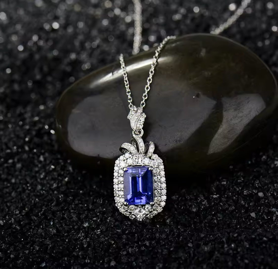 18Kt White Gold Diamonds 2.71 ct Tanzanite Pendants